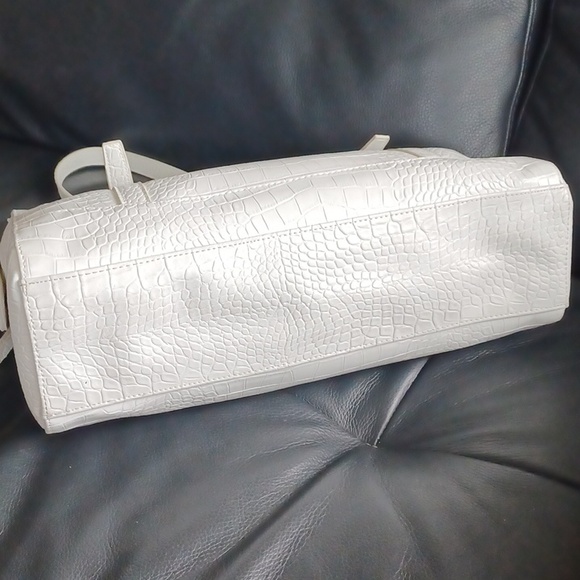 Vintage Sag Harbor Large White Faux-Croc Shoulder Bag With Ample Storage - Picture 9 of 17